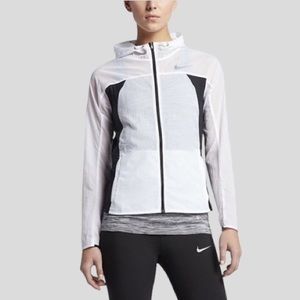NIKE Women’s Lightweight Jacket (small)